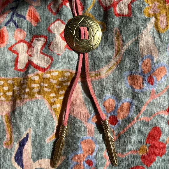 Vintage Concho Bolo Tie – Gold Tone Feather Tips – Pink Suede Cord - Picture 4 of 4